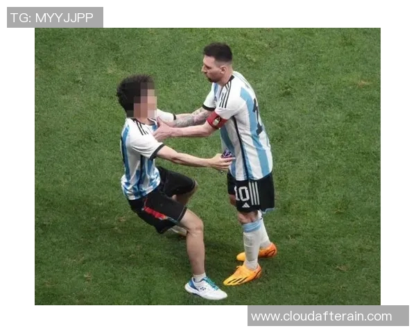 球迷感动跪地拥抱足球明星展现无尽热爱与崇拜之情 球迷感动跪地拥抱足球明星展现无尽热爱与崇拜之情