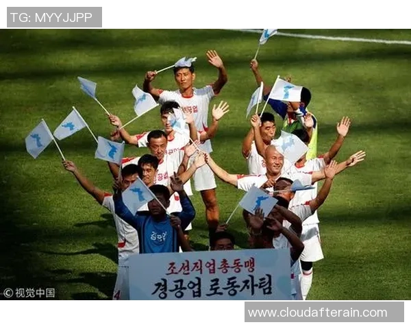 气氛热烈足球赛场激情四溢球迷欢呼助威展现团结力量